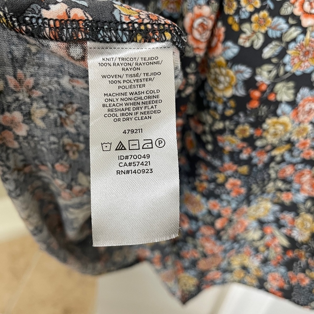 Ann Taylor Loft XXSP Mixed-Material Floral Top (Keyhole Front with Button) - Picture 8 of 8